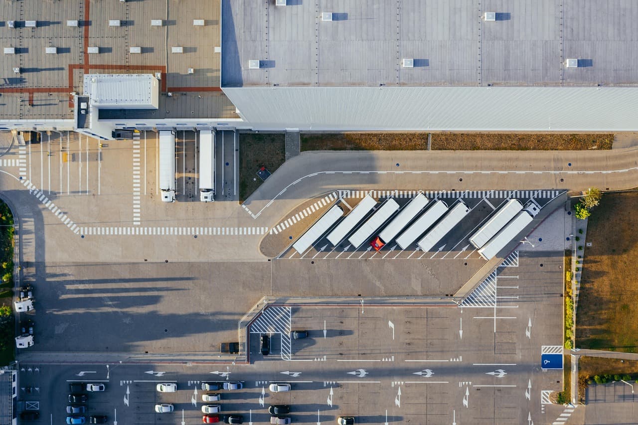 Operador e-commerce reduce errores de despacho con etiquetado automatizado