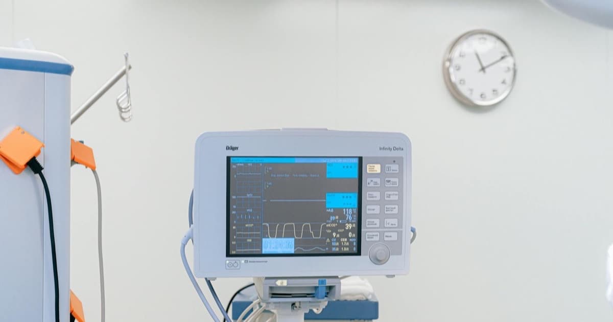 Equipamiento Tecnológico para Hospitales en Chile: Guía de Compra 2026