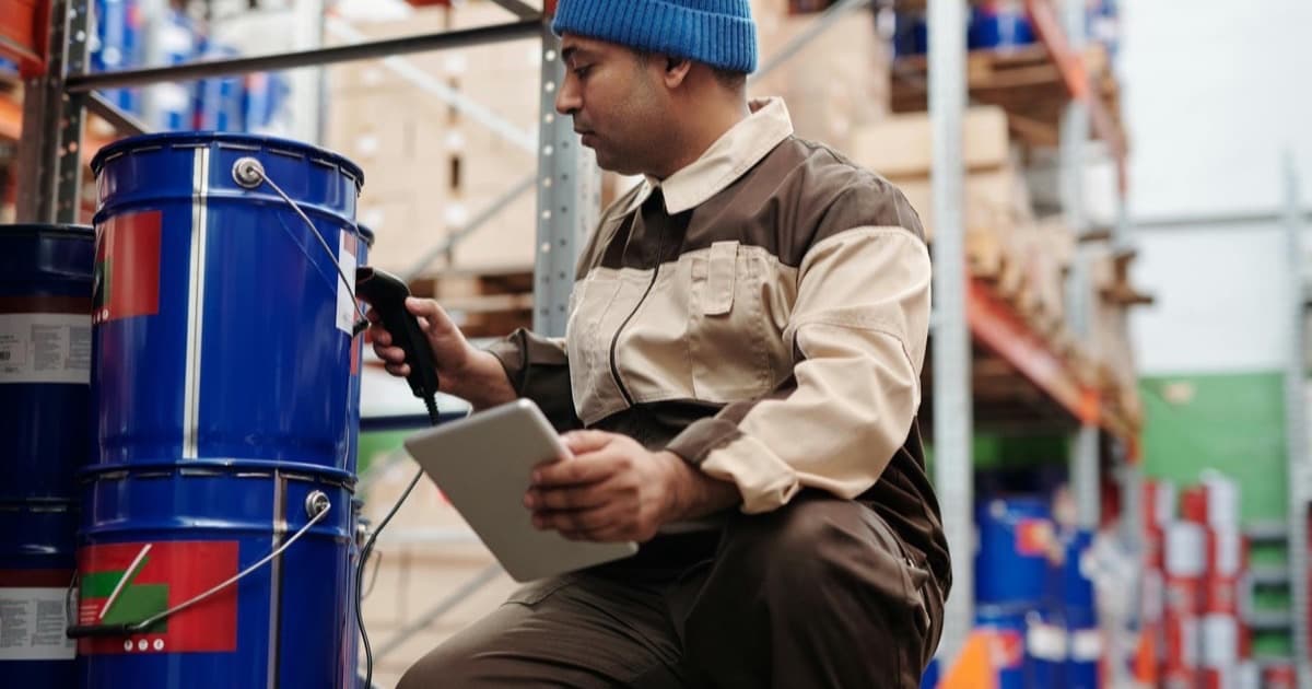Etiquetas de código de barras adheridas a equipamiento para control patrimonial de activos