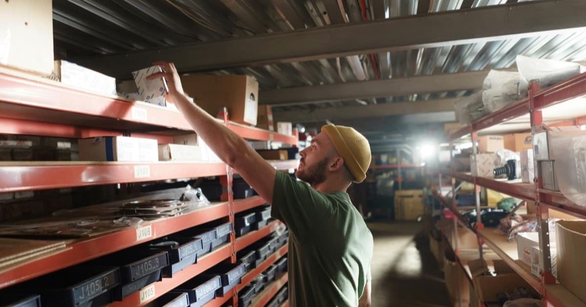 Sistema put-to-light con indicadores LED en estación de picking de bodega chilena